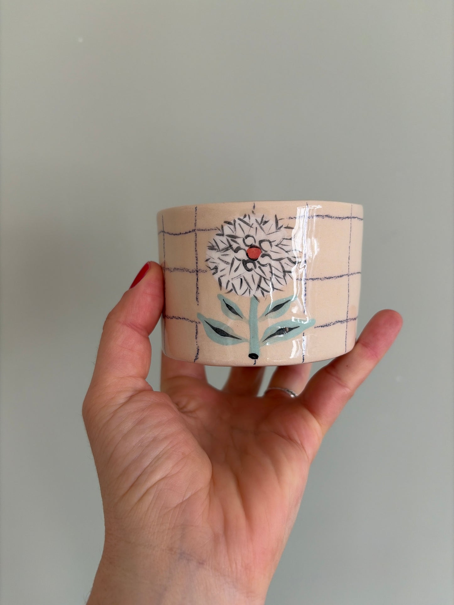 Tasse fleur et carreaux en céramique