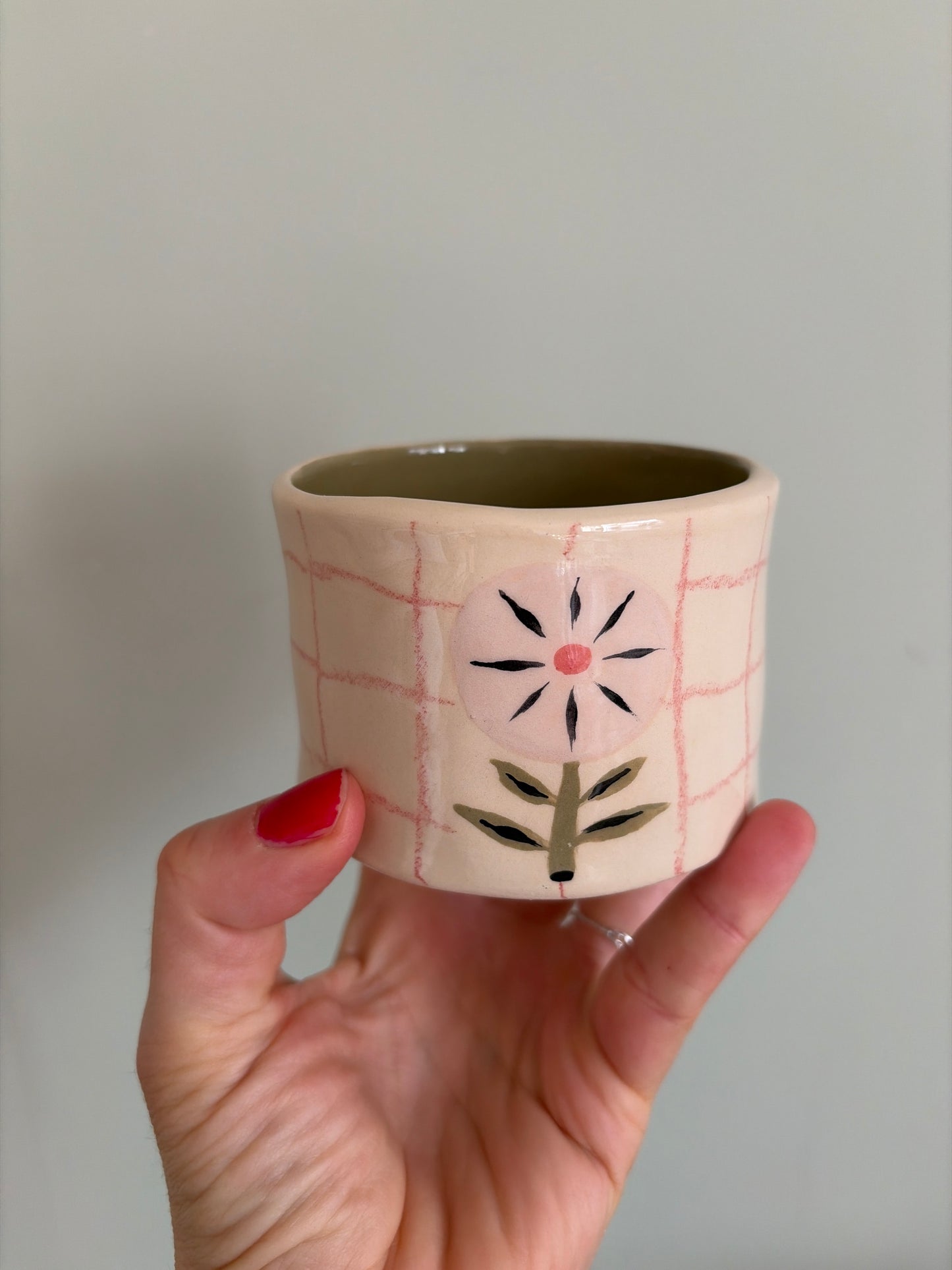 Tasse fleur et carreaux en céramique