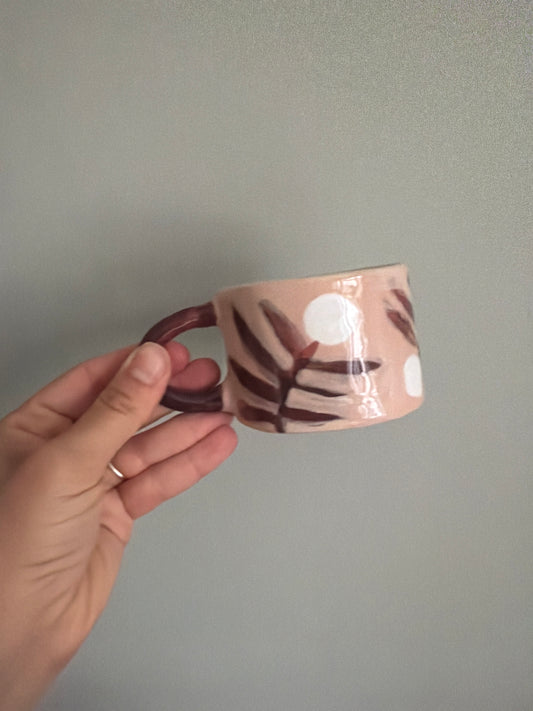 Tasse fleur et carreaux en céramique