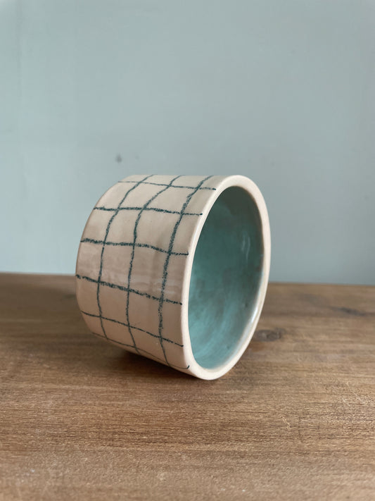 Tasse fleur et carreaux en céramique