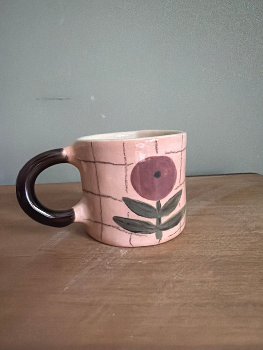Tasse fleur et carreaux en céramique