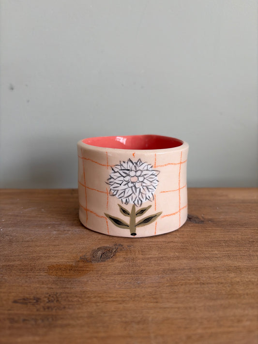 Tasse fleur et carreaux en céramique