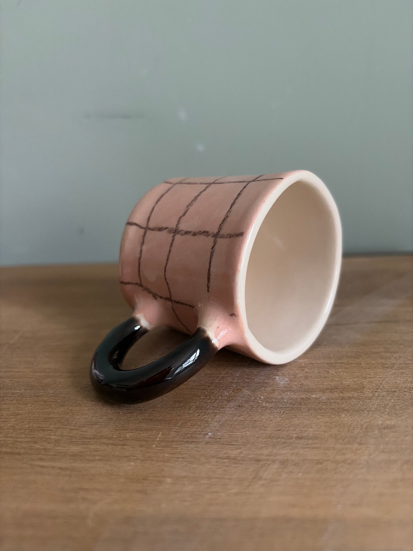 Tasse fleur et carreaux en céramique