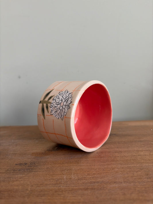 Tasse fleur et carreaux en céramique