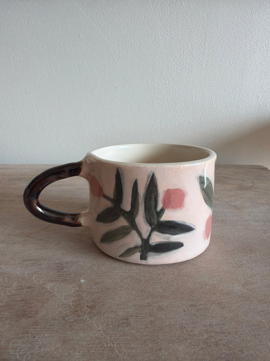 Tasse fleur et carreaux en céramique