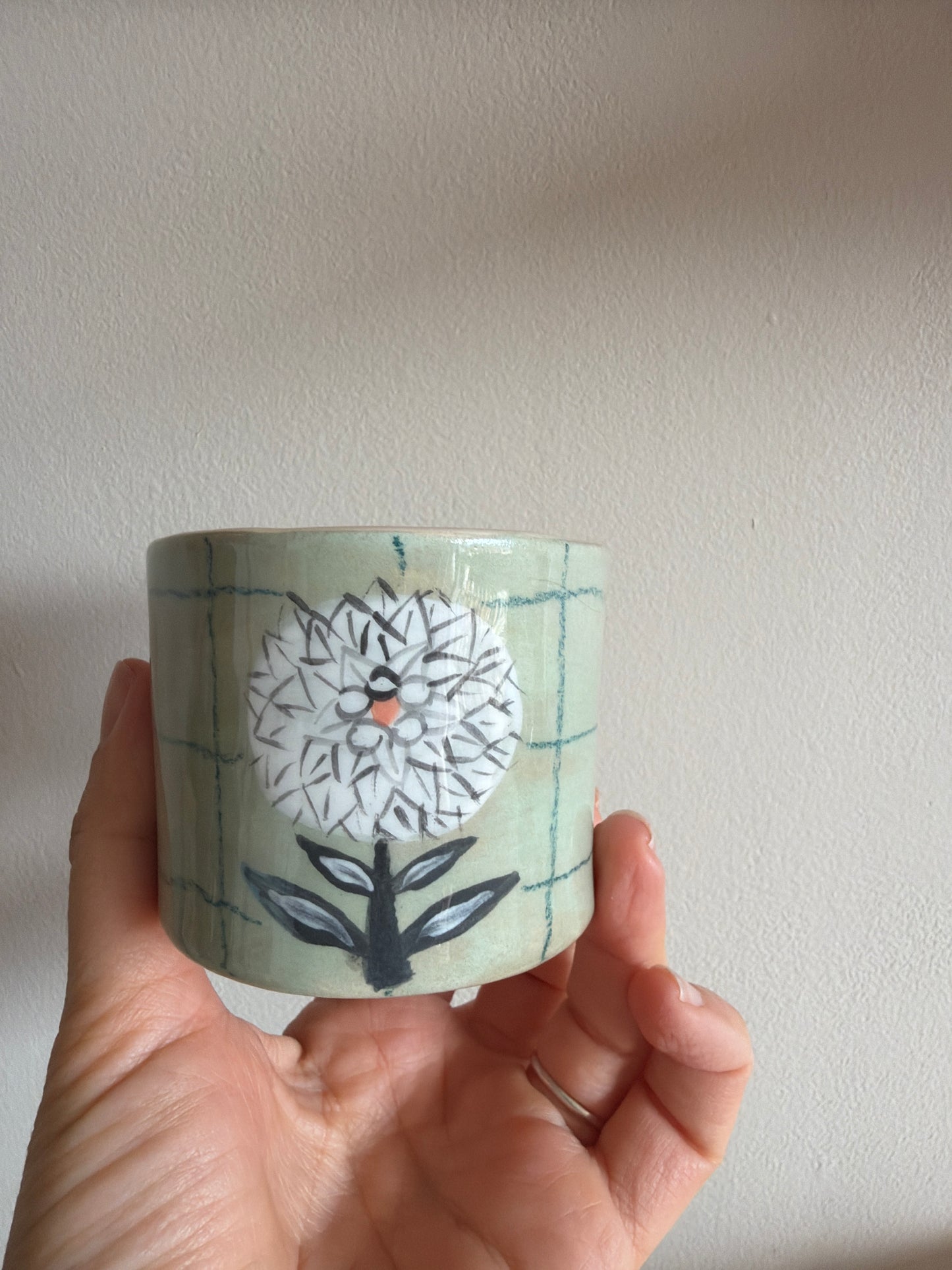 Tasse fleur et carreaux en céramique