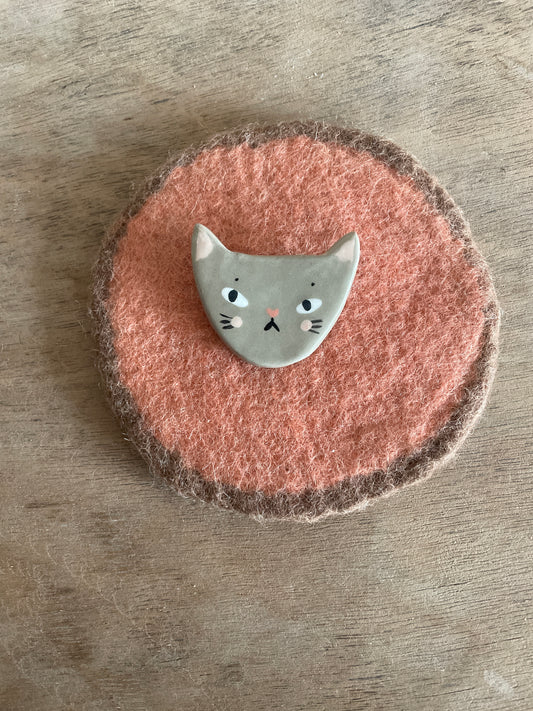 Broche chat en céramique faïence