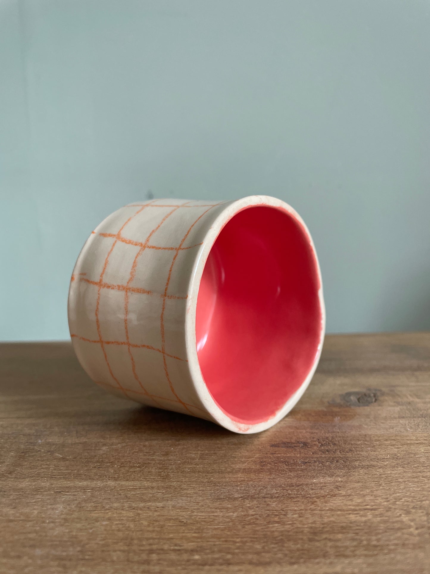 Tasse fleur et carreaux en céramique