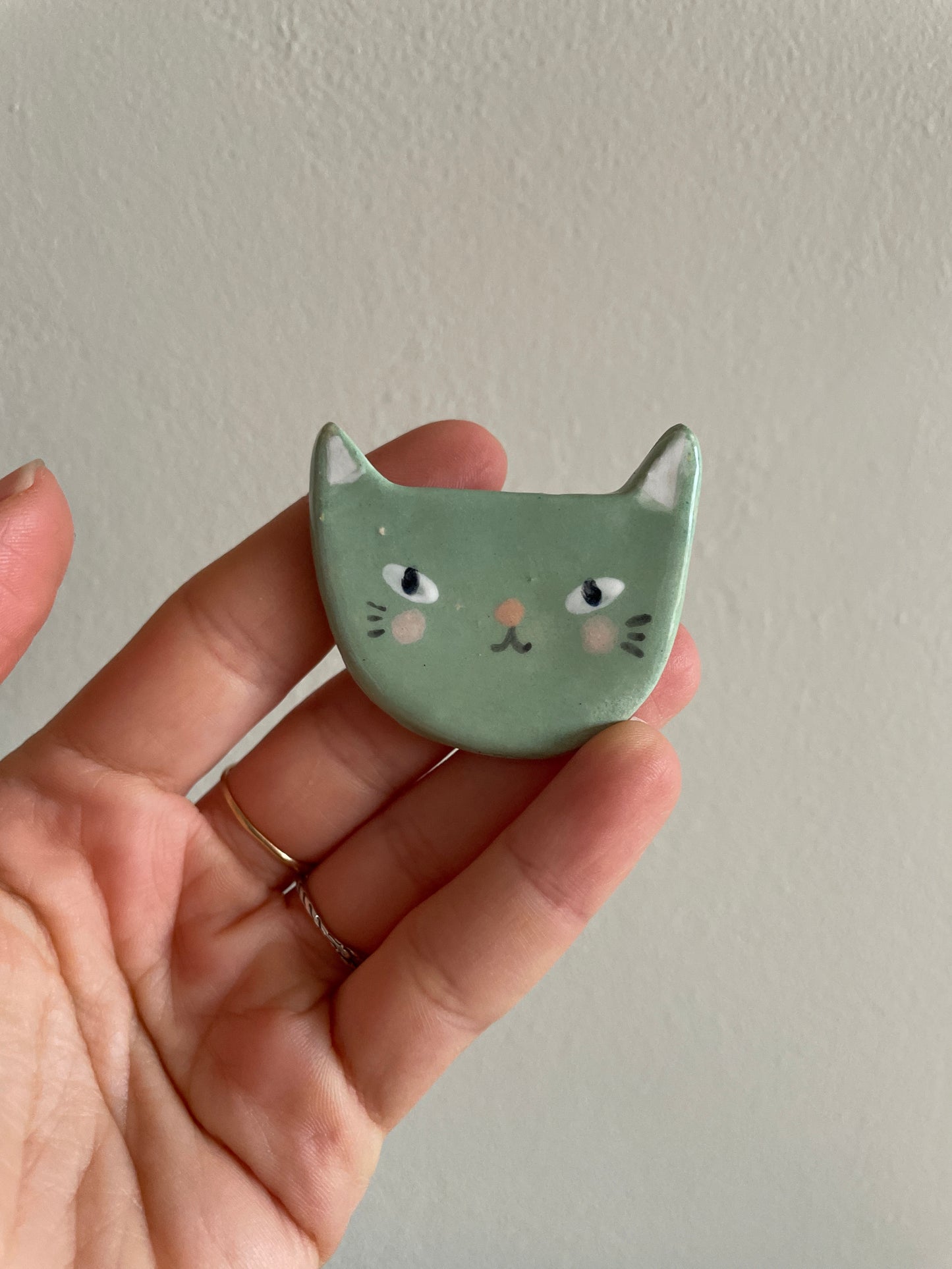 Broche chat en céramique faïence