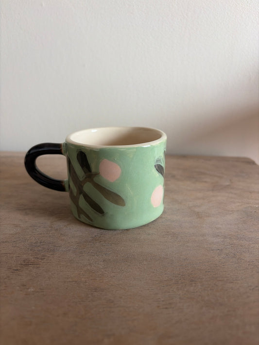 Tasse fleur et carreaux en céramique