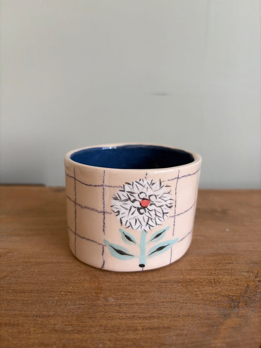 Tasse fleur et carreaux en céramique