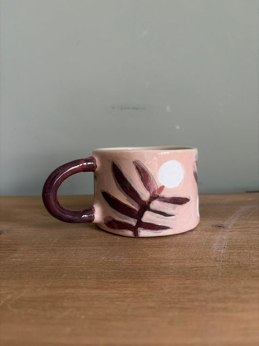 Tasse fleur et carreaux en céramique