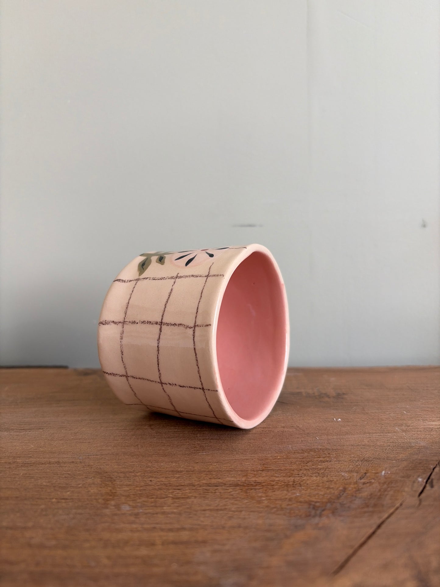 Tasse fleur et carreaux en céramique