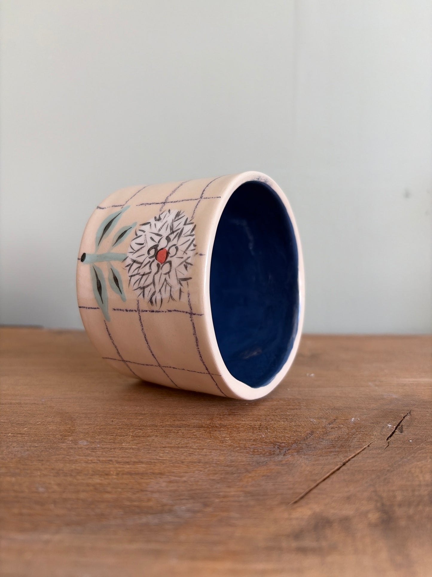 Tasse fleur et carreaux en céramique