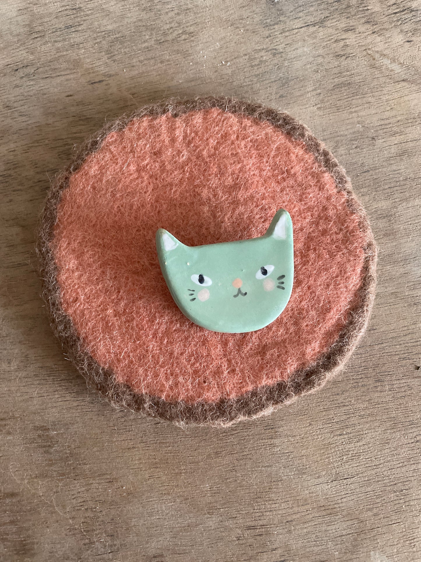 Broche chat en céramique faïence