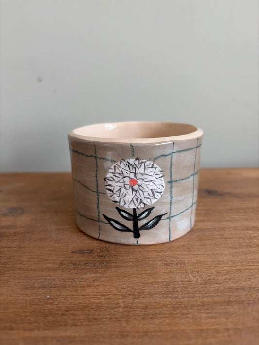 Tasse fleur et carreaux en céramique