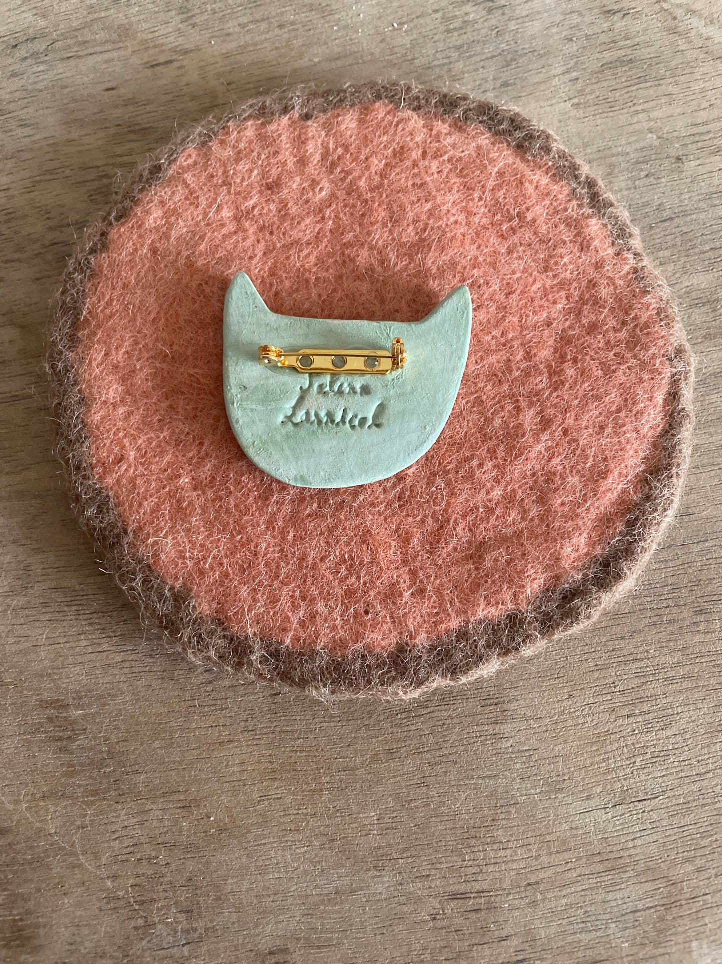 Broche chat en céramique faïence