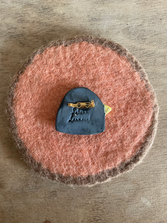 Broche oiseau rose en céramique émaillée