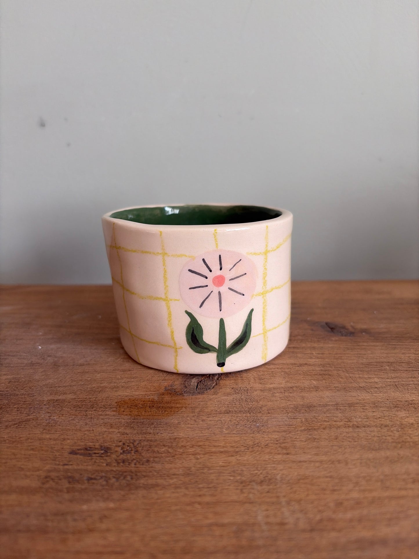 Tasse fleur et carreaux en céramique