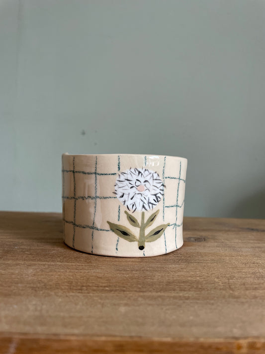 Tasse fleur et carreaux en céramique