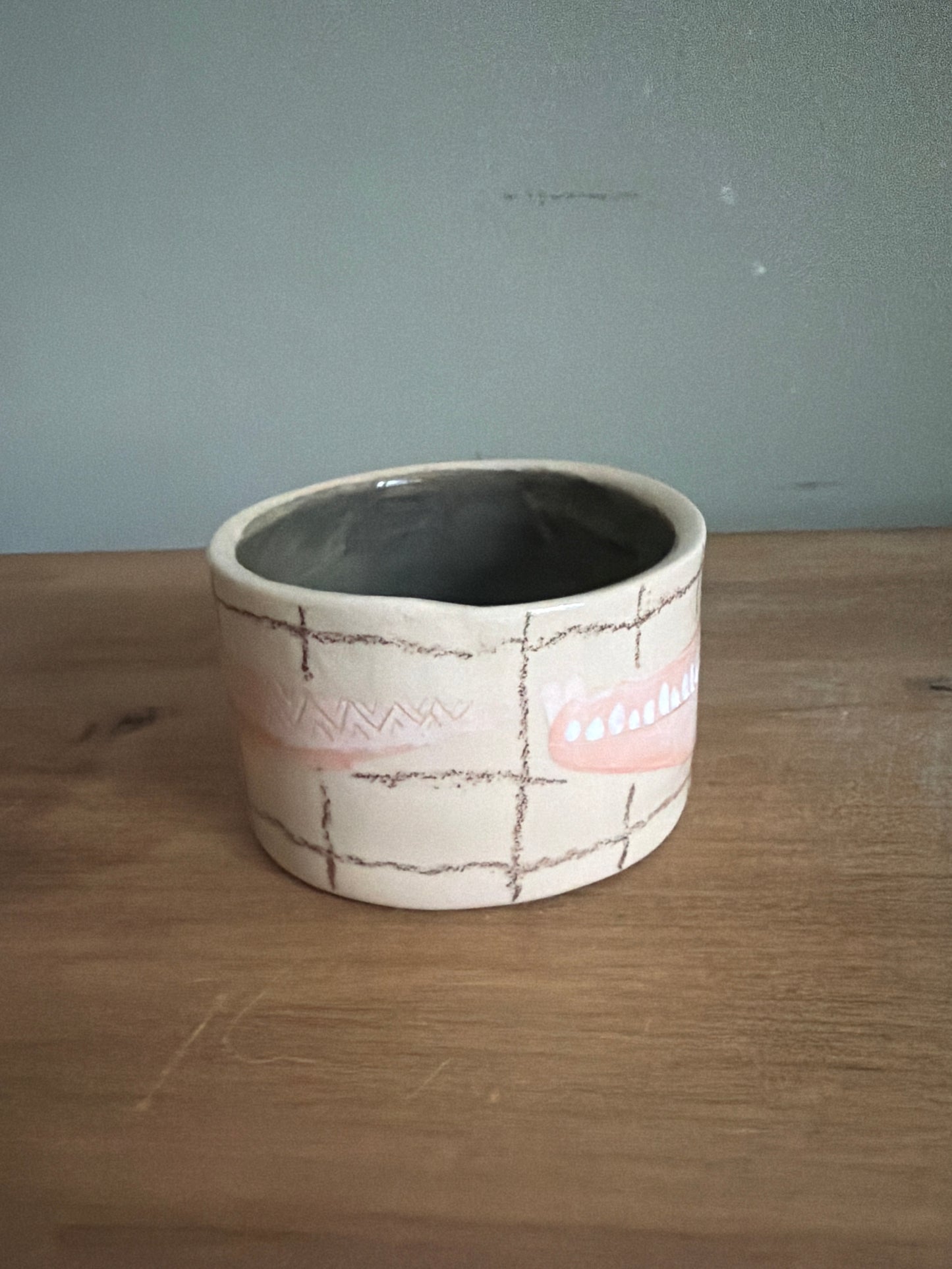 Tasse crocodile saucisse en céramique