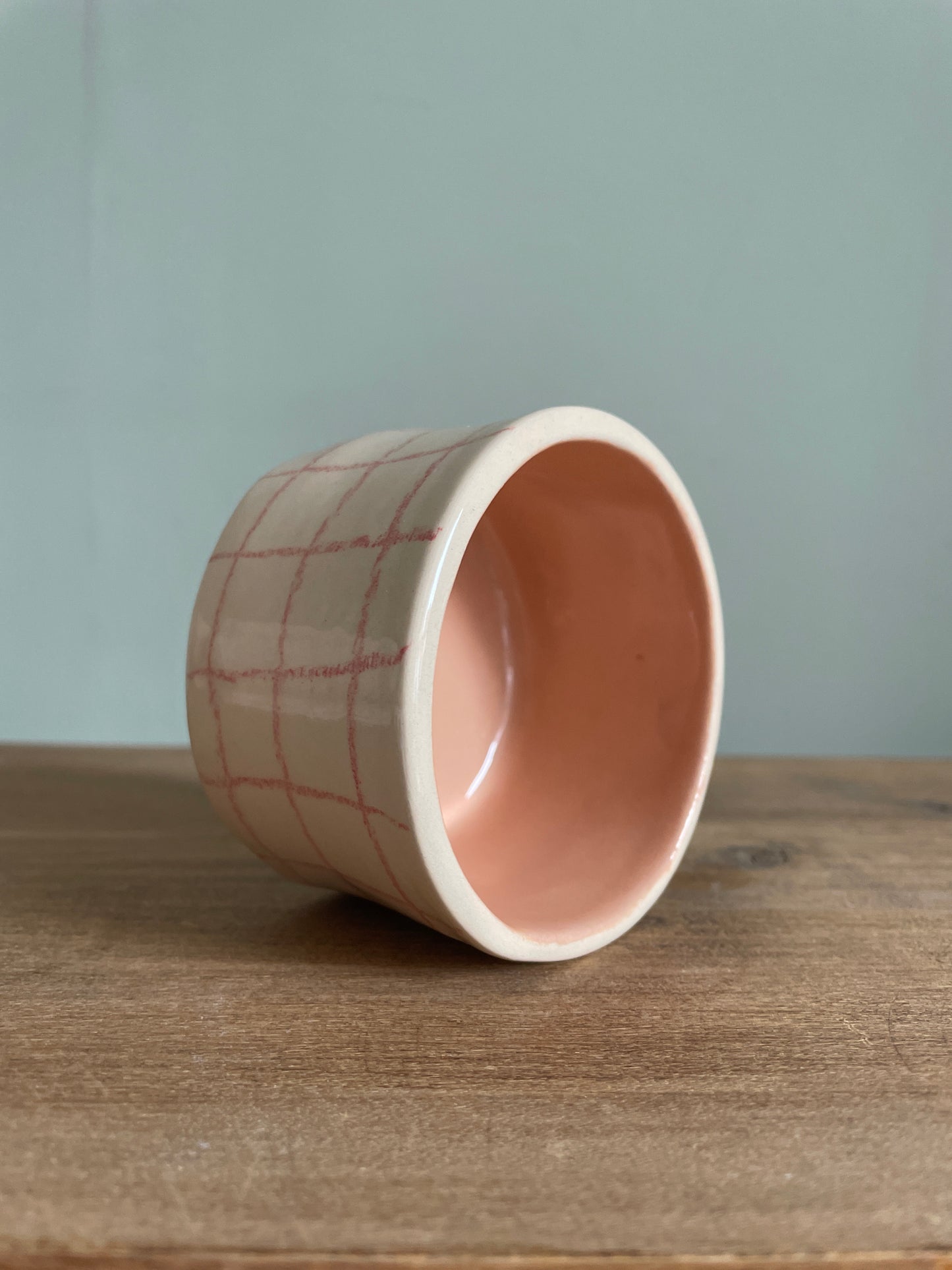 Tasse fleur et carreaux en céramique