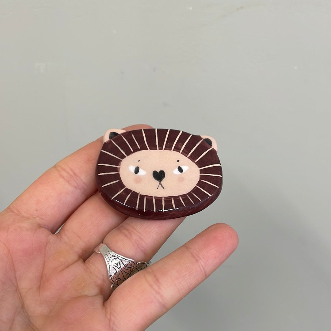 Broche lion en céramique faïence