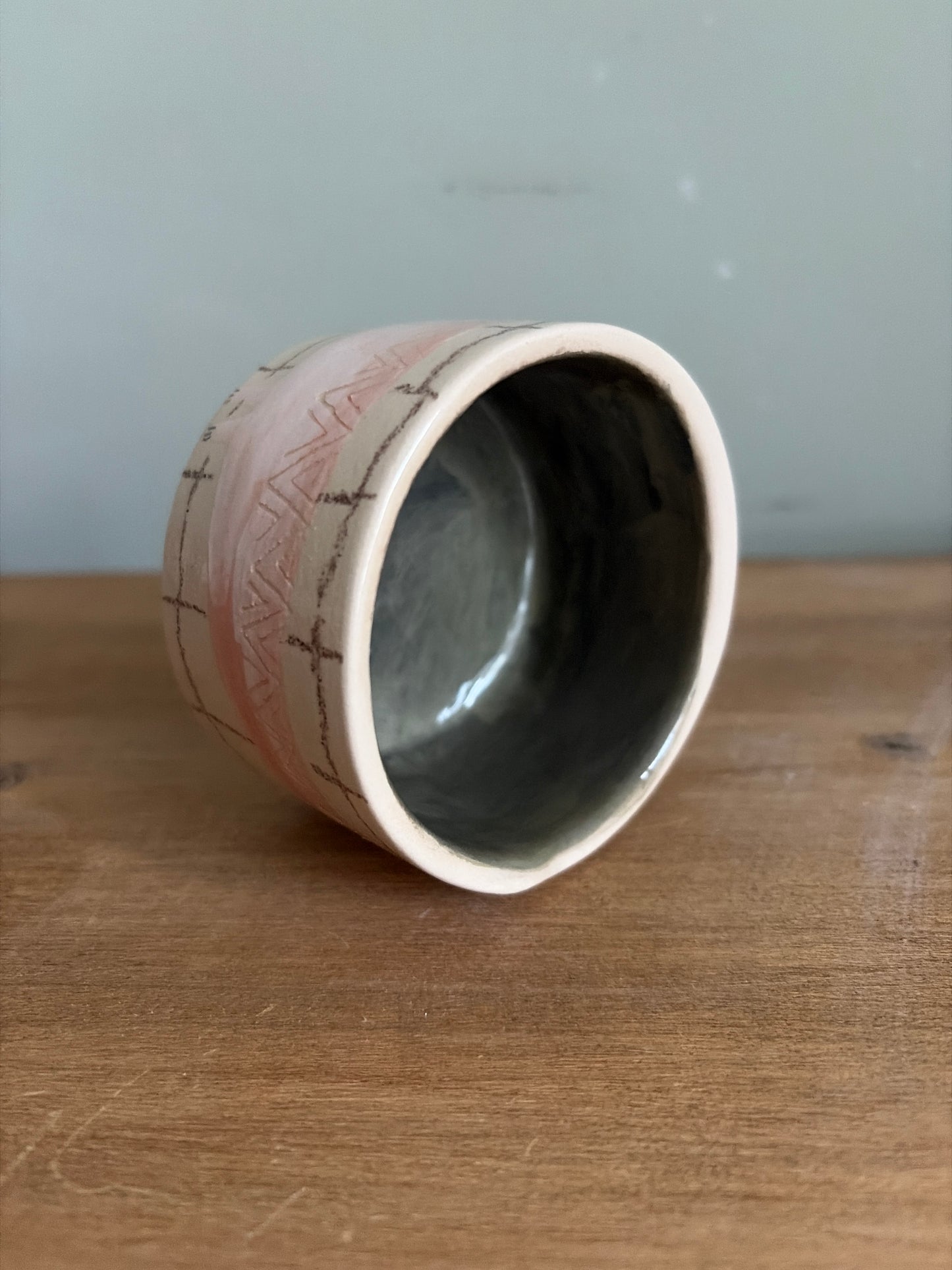 Tasse crocodile saucisse en céramique