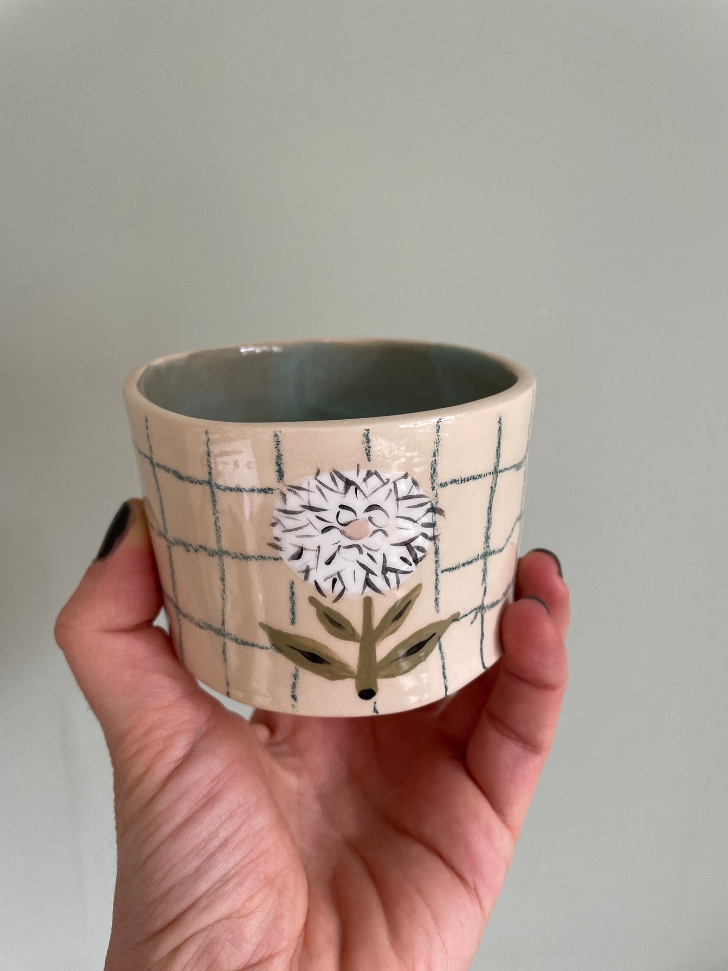 Tasse fleur et carreaux en céramique