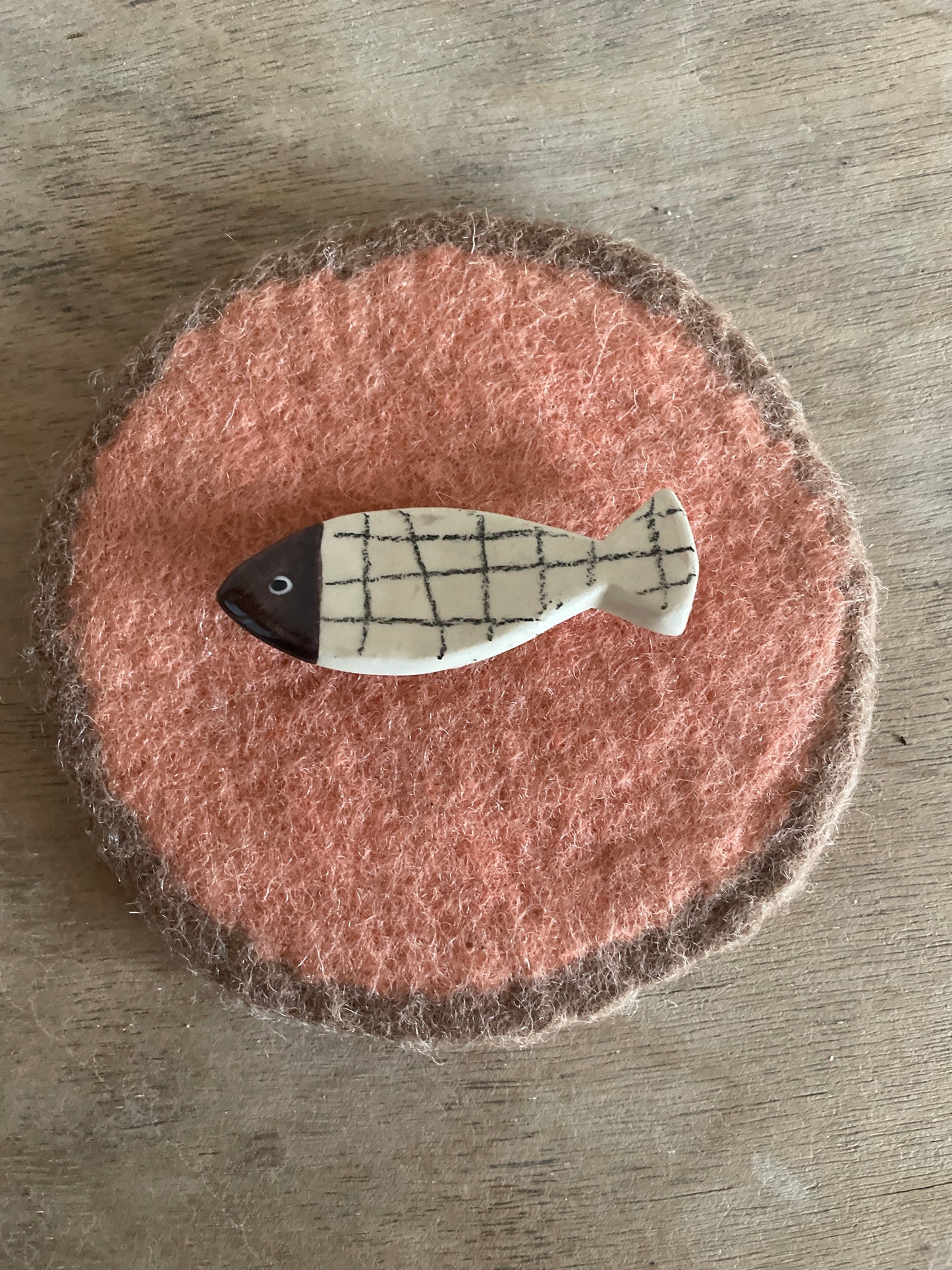 Broche poisson bleu en céramique émaillée