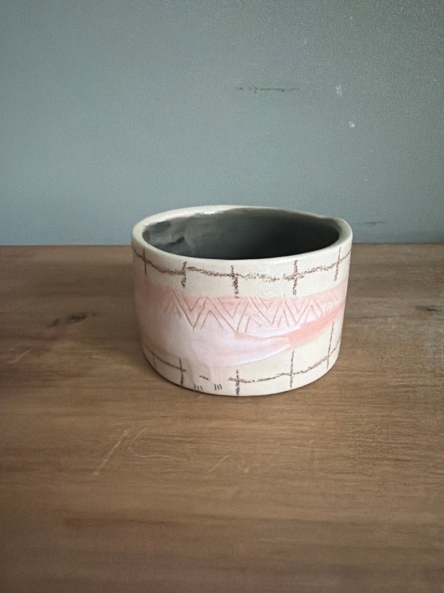 Tasse crocodile saucisse en céramique