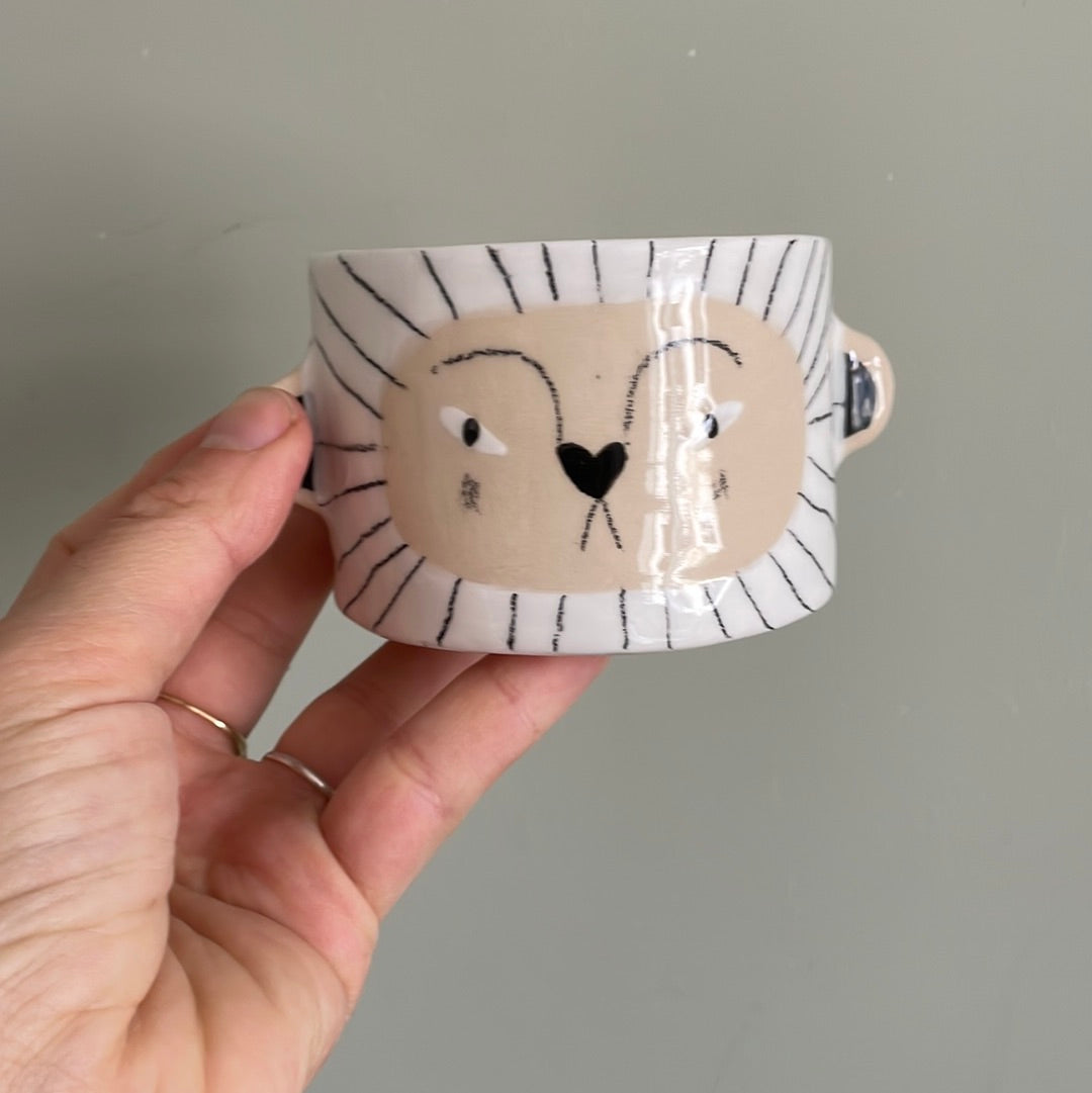 tasse lion en céramique