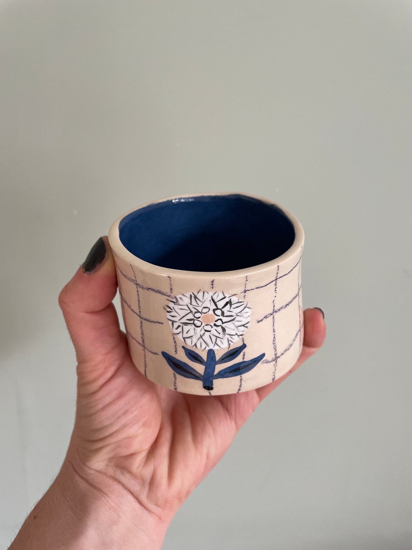Tasse fleur et carreaux en céramique