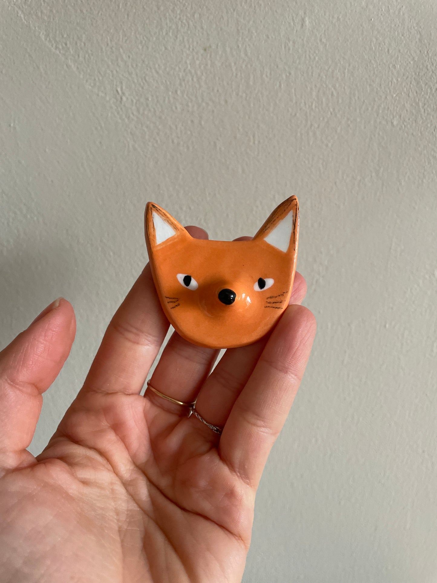 Broche renard en céramique émaillée