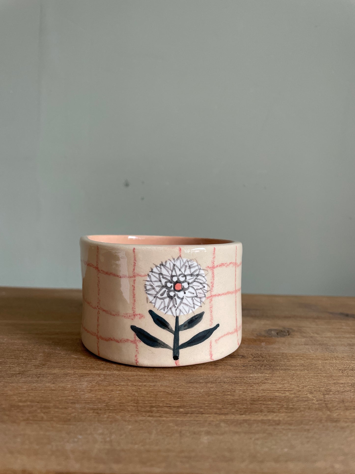 Tasse fleur et carreaux en céramique