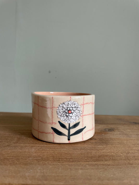 Tasse fleur et carreaux en céramique