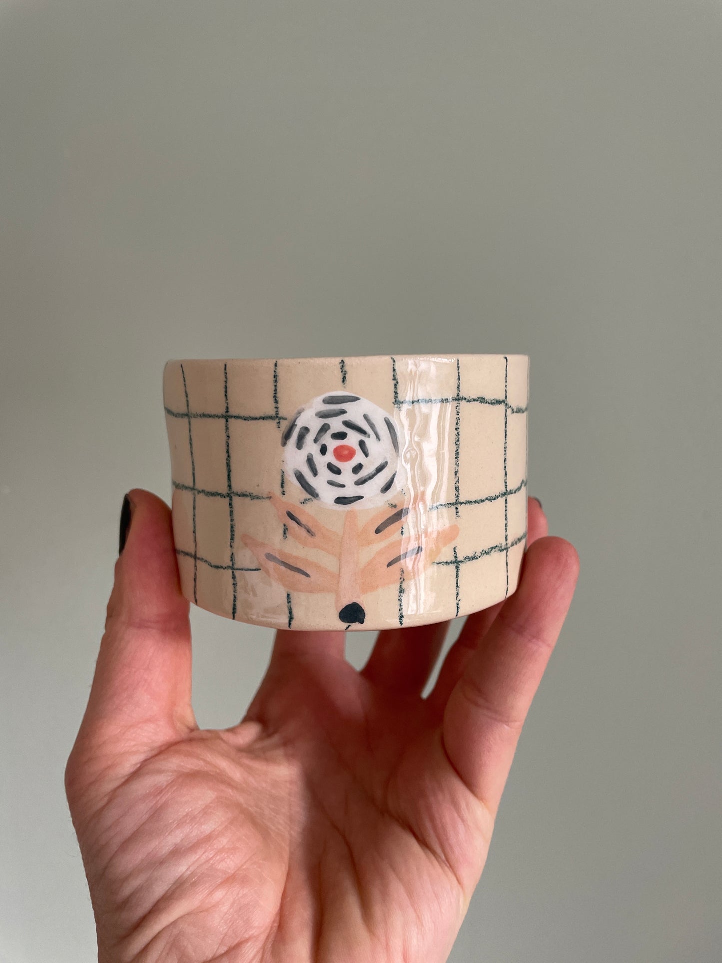 Tasse fleur et carreaux en céramique