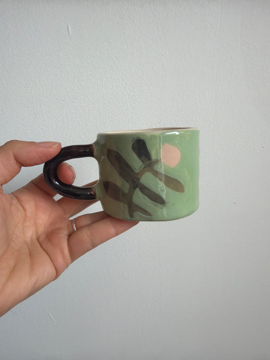 Tasse fleur et carreaux en céramique