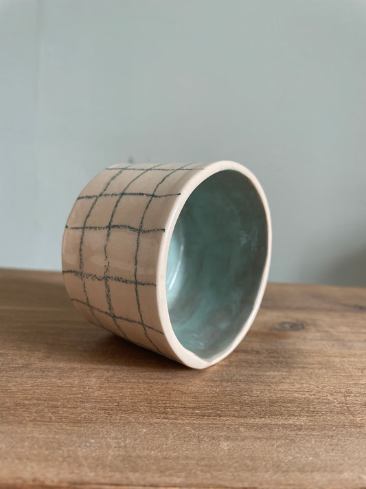 Tasse fleur et carreaux en céramique