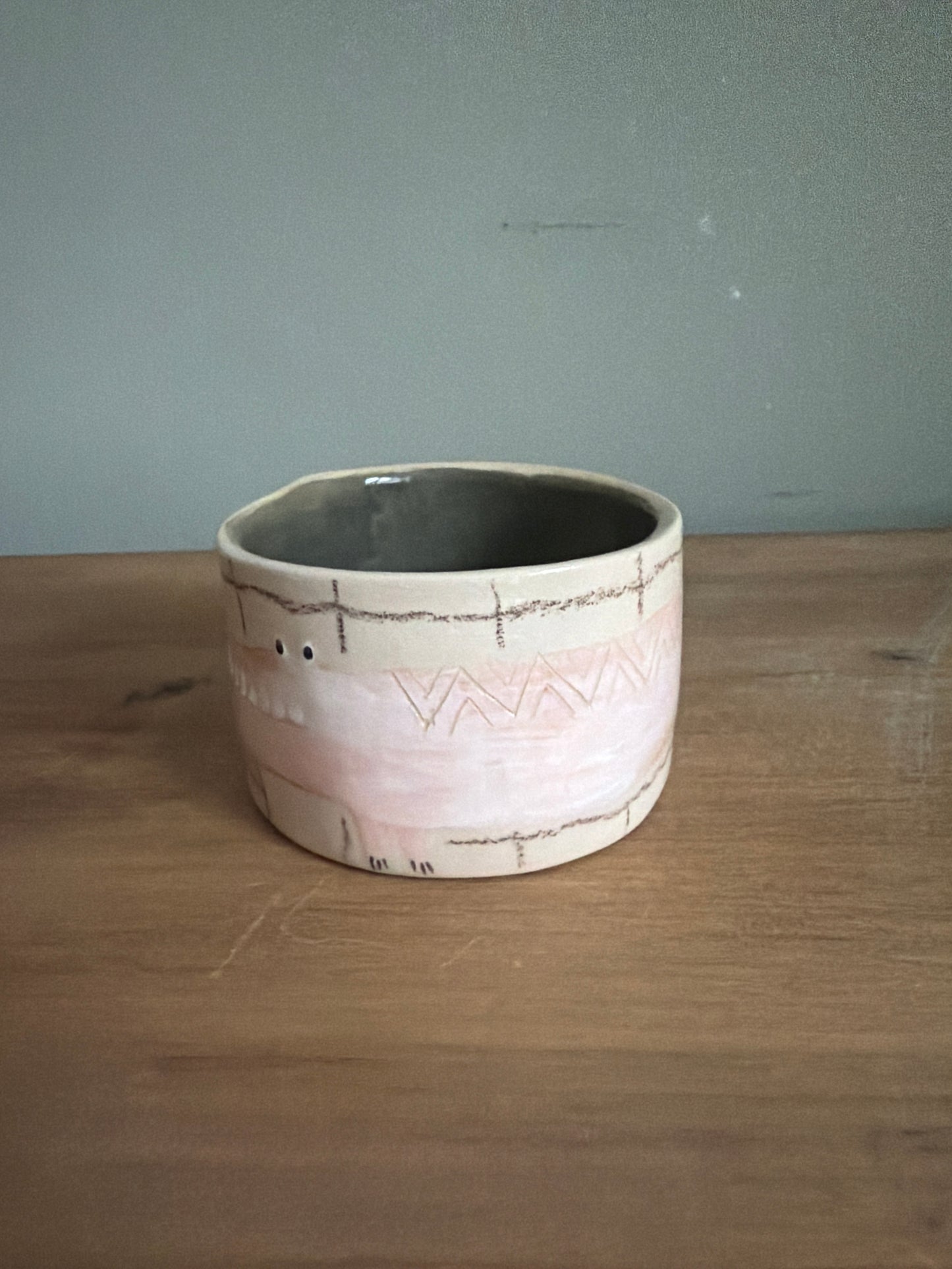 Tasse crocodile saucisse en céramique