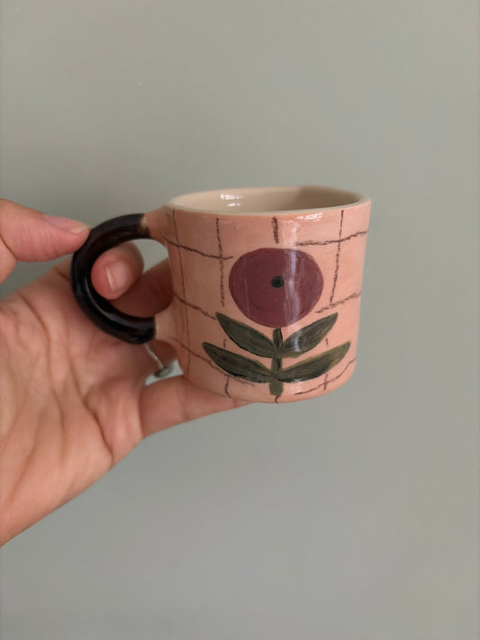 Tasse fleur et carreaux en céramique