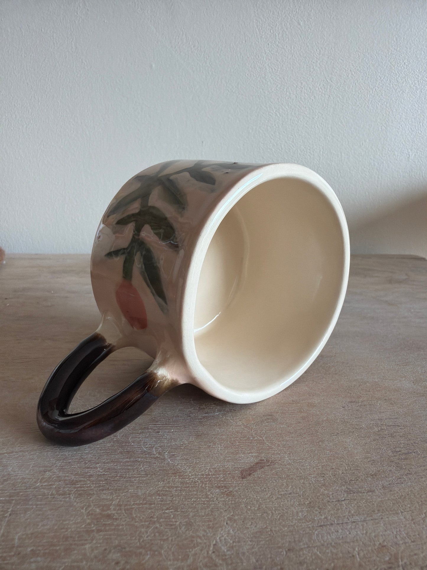 Tasse fleur et carreaux en céramique