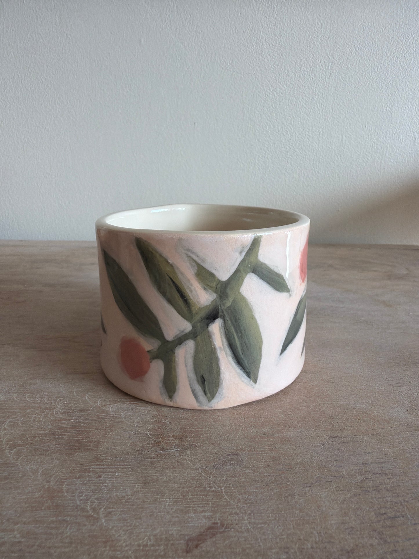 Tasse fleur et carreaux en céramique