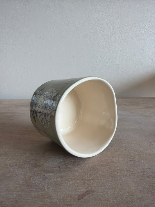 Tasse fleur et carreaux en céramique