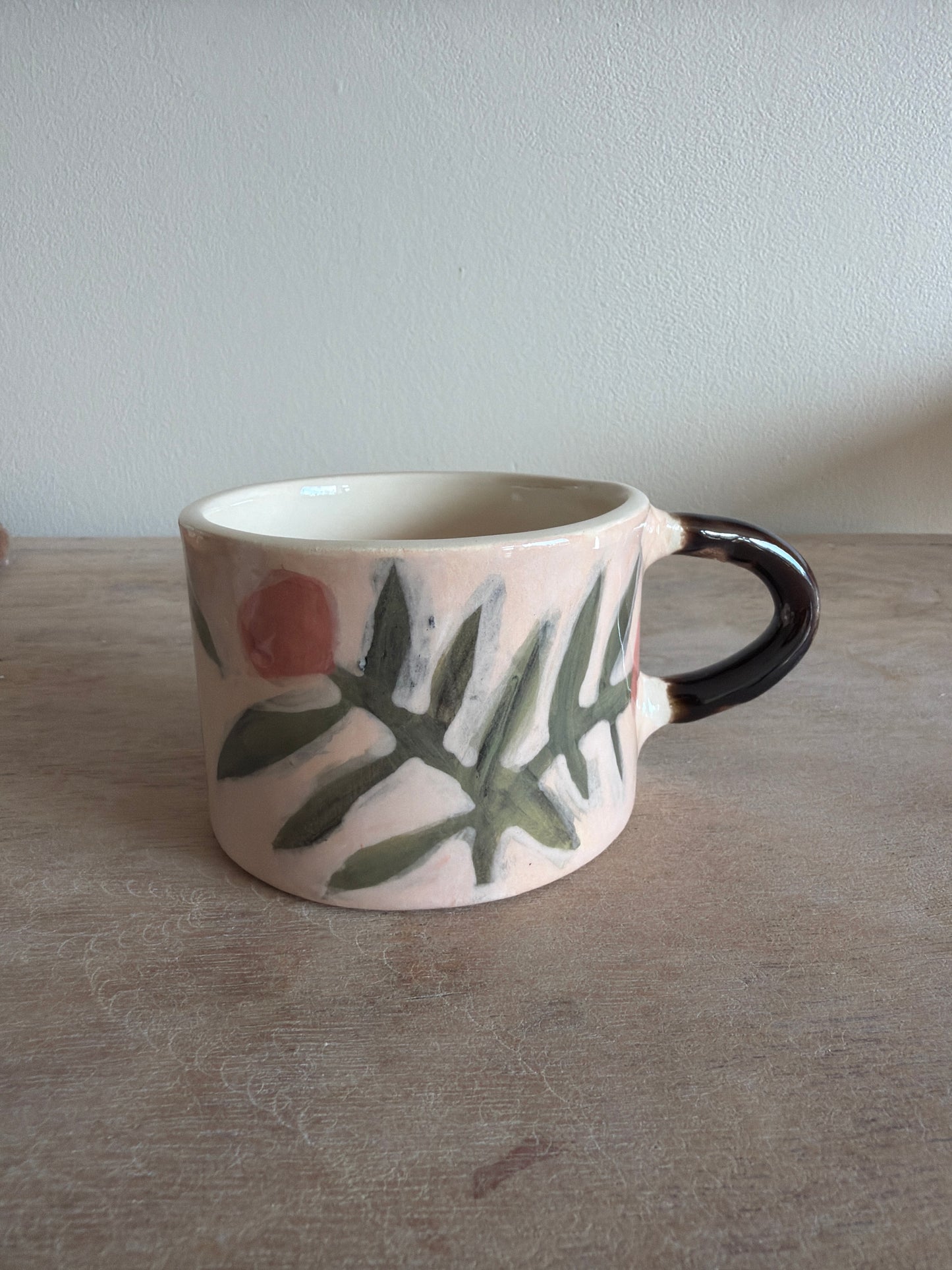 Tasse fleur et carreaux en céramique