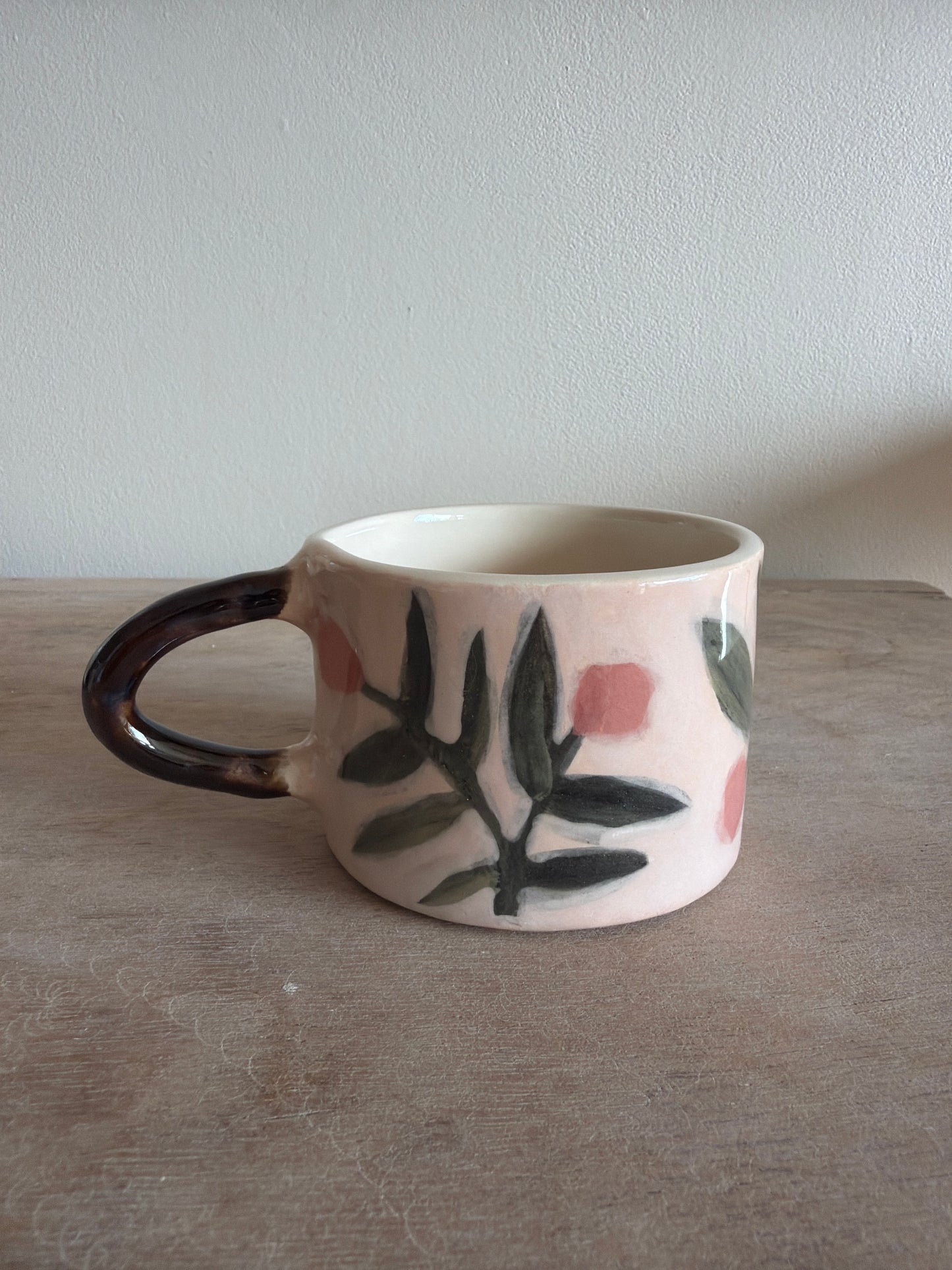 Tasse fleur et carreaux en céramique