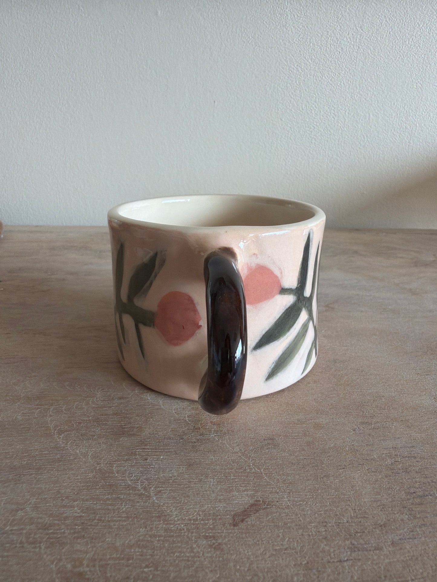 Tasse fleur et carreaux en céramique