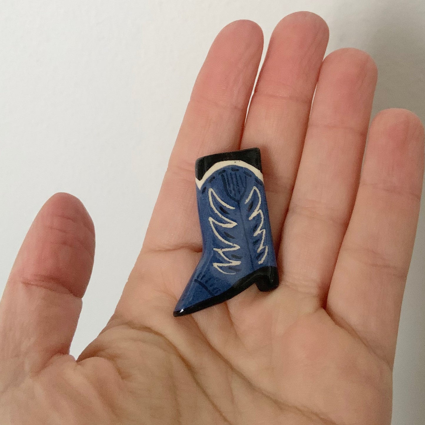 Blue "Santiag" brooch in enamelled ceramic